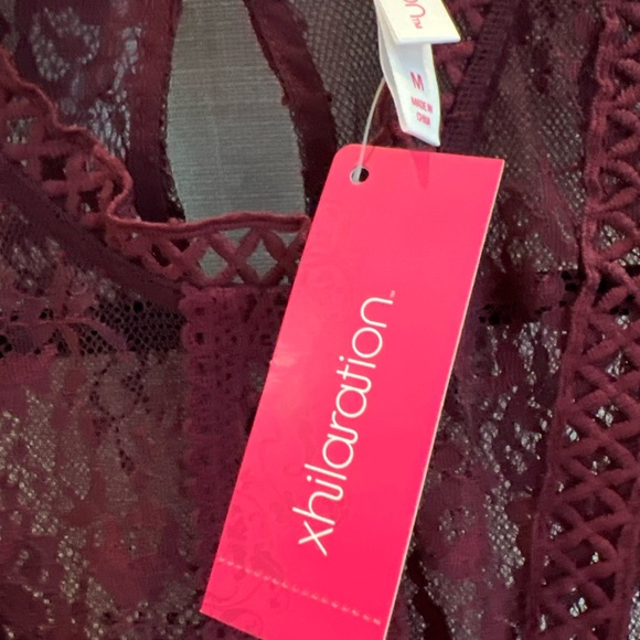 NWT Xhilaration Women's Burgundy Embroidered Lace Overlay Sleeveless Top M - Picture 5 of 9